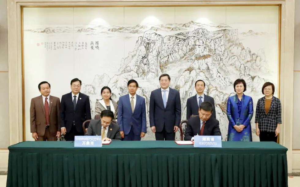 非凡娱乐环境向老挝万象捐赠7台环卫装备，助力“一带一路”建设