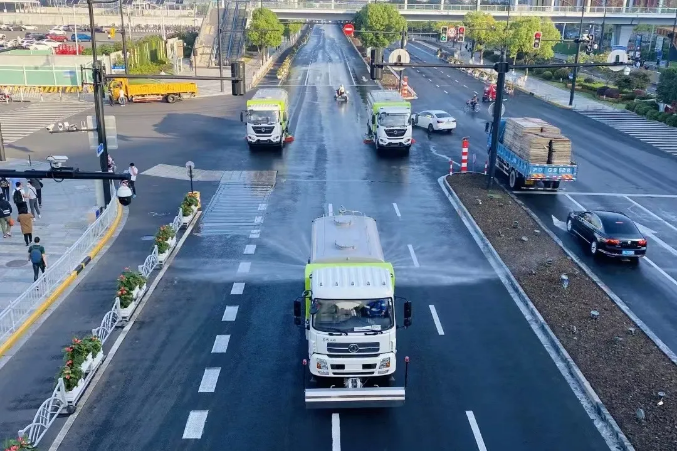 路面见本色丨非凡娱乐环境新能源环卫装备服务上海进博会！